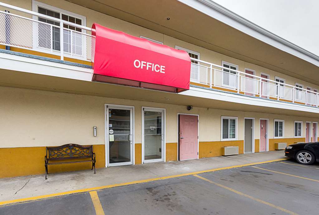Rodeway Inn West Dodge Омаха Экстерьер фото